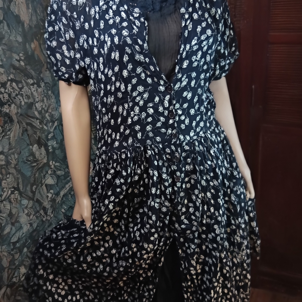 Black and White Tiered Puff Sleeve Dress (L)